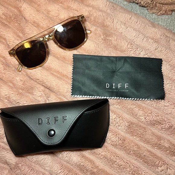 DIFF woman’s tan framed sunglasses - Picture 1 of 7